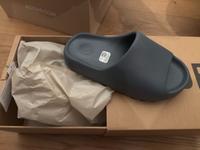 Neue Adidas Yeezy Slides Gr. 39 in grau Hamburg-Mitte - HafenCity Vorschau