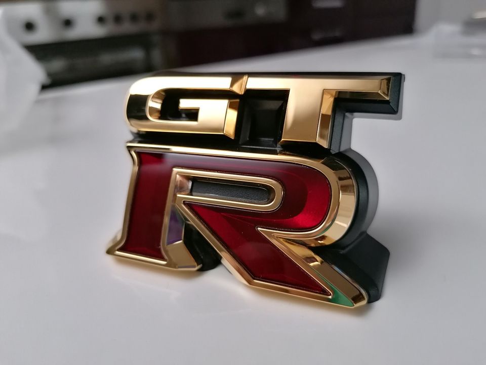 Nissan R35 GT-R Embleme *Echt Gold* in Augsburg