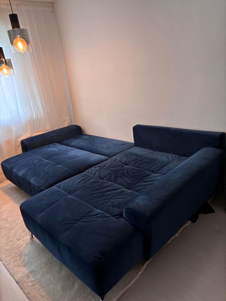 Gemütliches blaues Sofa mit Schlaffunktion & Stauraum in Frankfurt am Main