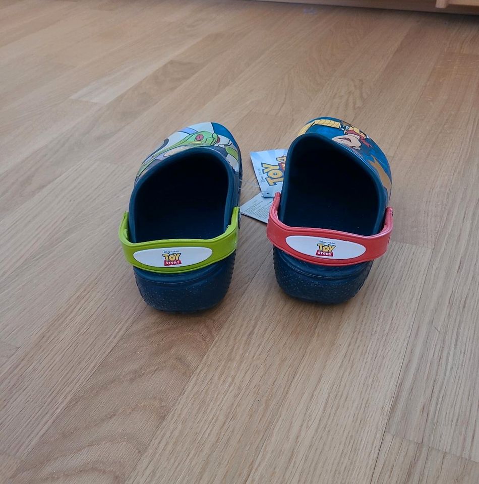 NEU Crocs Gr. J3 / 34-35 Toy Story Clogs Gartenschuhe Hausschuhe in Hannover