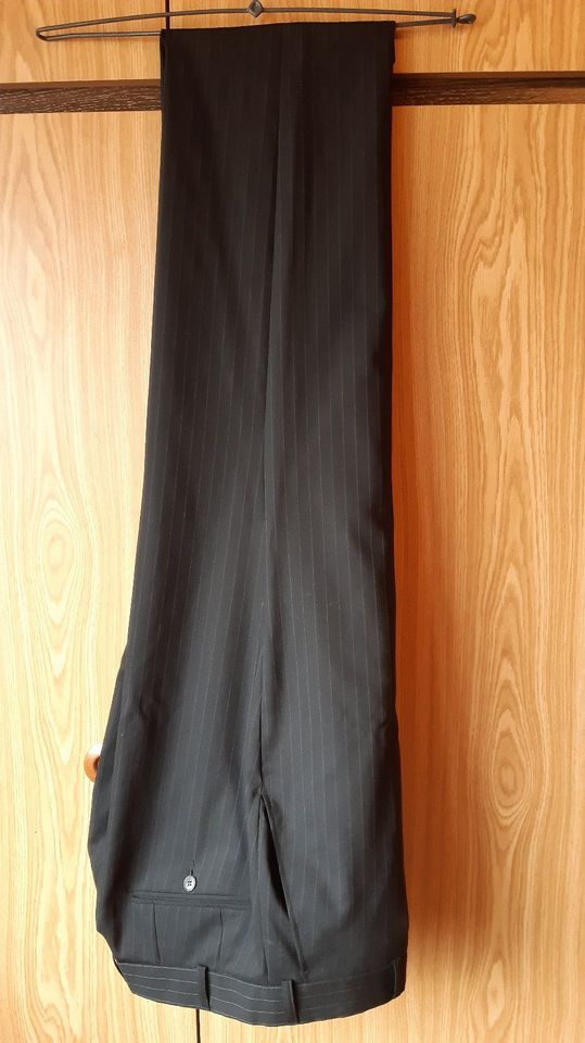 Hochzeitsanzug schwarz gestreift mit Weste+Hemd u Krawatte. in Erftstadt