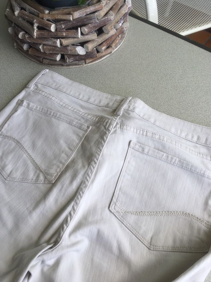 tolle Jeans, wie neu, 98 cm lang, in Creme-Weiß in Lichtenstein