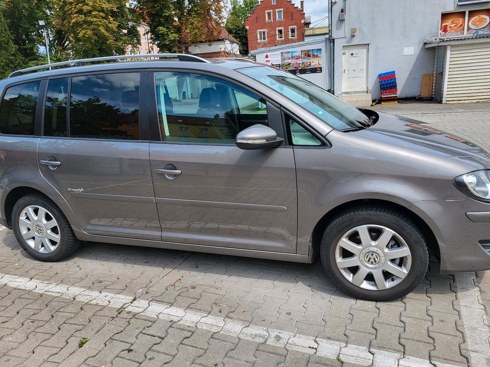 VW Turan 7 Setzen in Augsburg