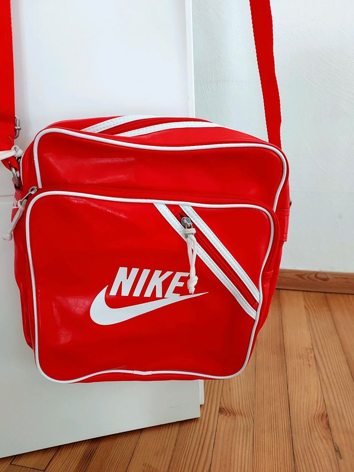 Nike Umhängetasche rot in Oberthal