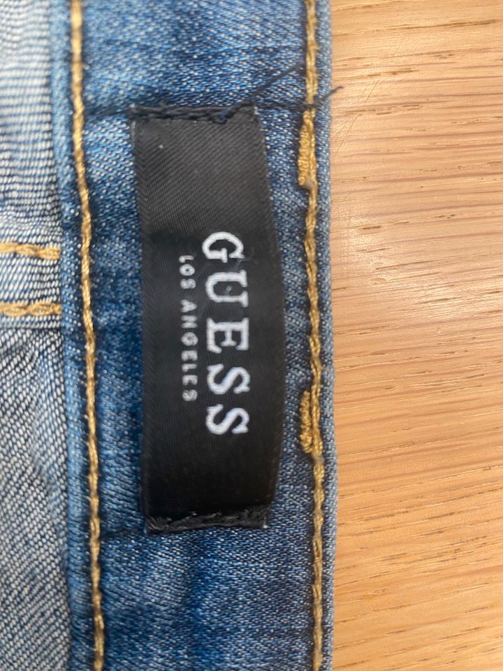 GUESS JEANS MIT MODESTEINEN GR.27 7/8 Länge seitlich RV in München