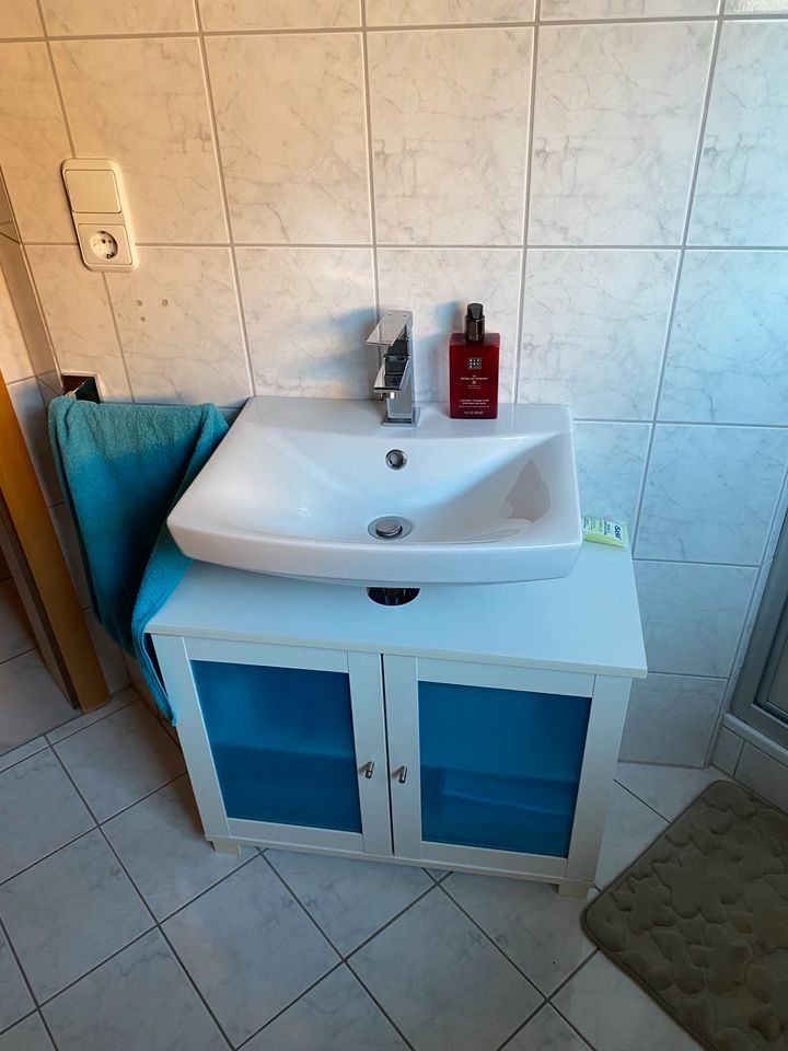 Waschbecken , Untertisch u. Badspiegel  Handtuchhalter in Niederalteich
