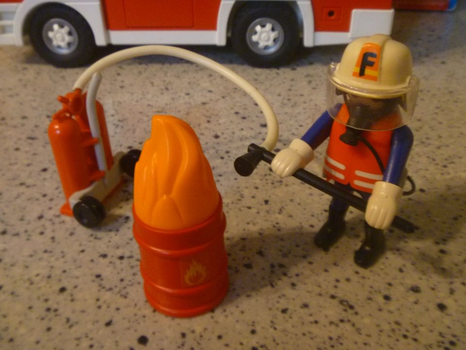 Playmobil Feuerwehr Rüstwagen 4821 Versand in Karlsruhe