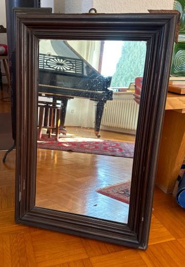 Spiegel mit dunklem Holzrahmen in Bayreuth
