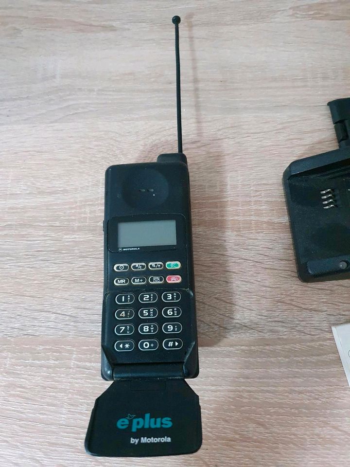 Motorola E-PLus Handy PT-9 ["Knochen"]: in Wiesbaden