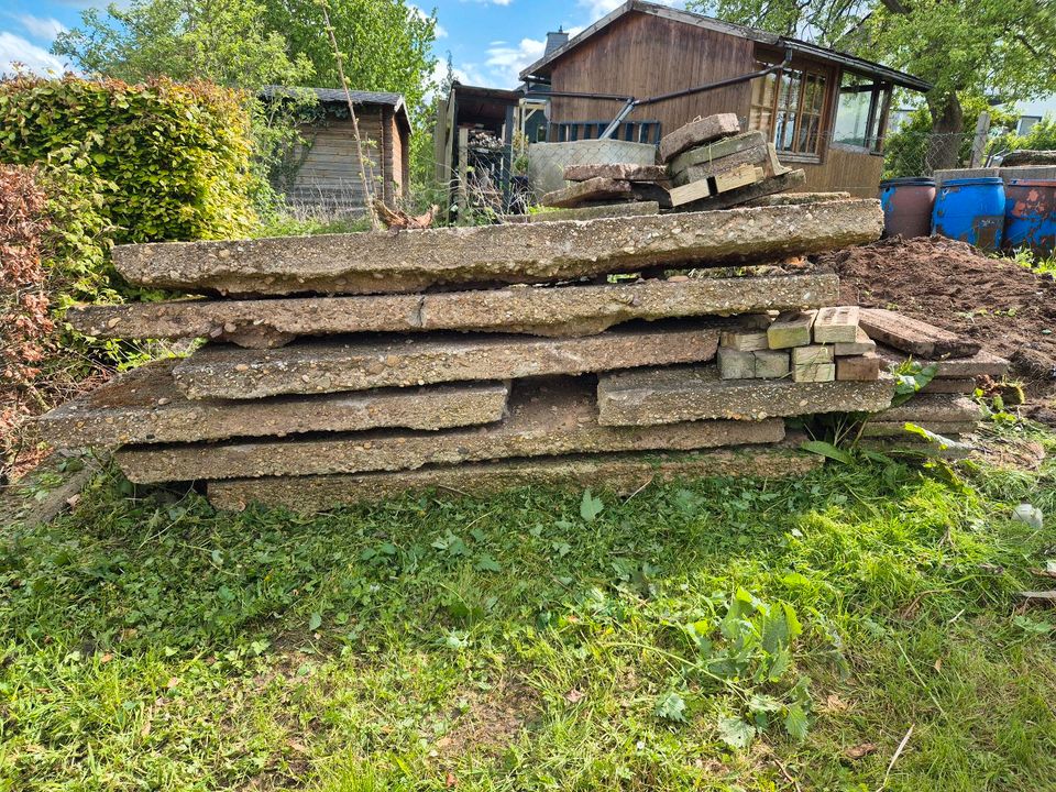 Betonplatten /Gehwegplatten für den Garten/Haus in Kreuzau