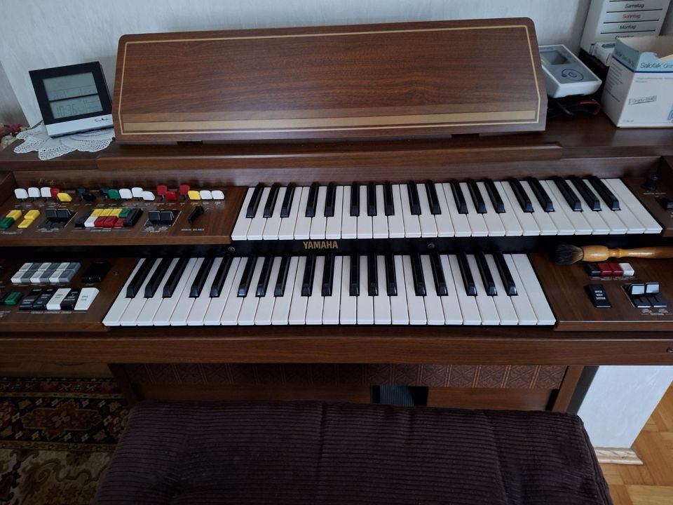 Yamaha Orgel mit Sitzbank und Noten in Leverkusen