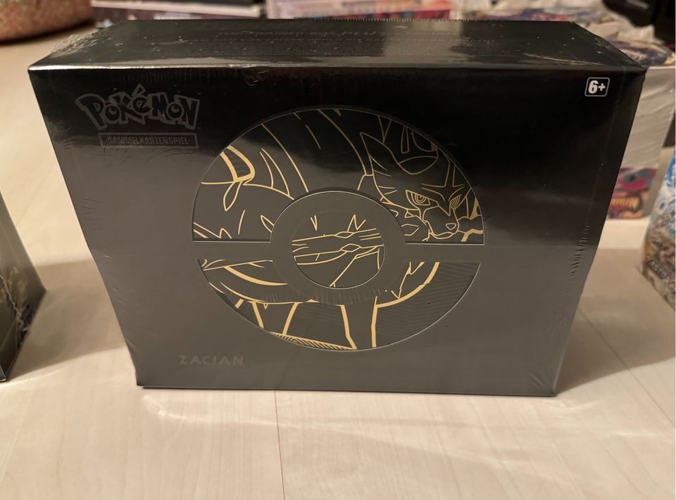 Pokémon TCG Zacian Top Trainer Box Plus sealed Display in Algermissen