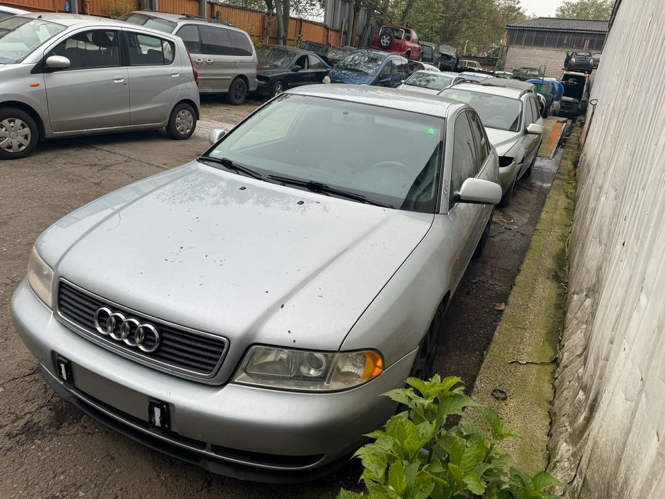 Audi A4 Scheinwerfer Stoßstange Motorhaube kotflügel Spiegel Tür in Duisburg