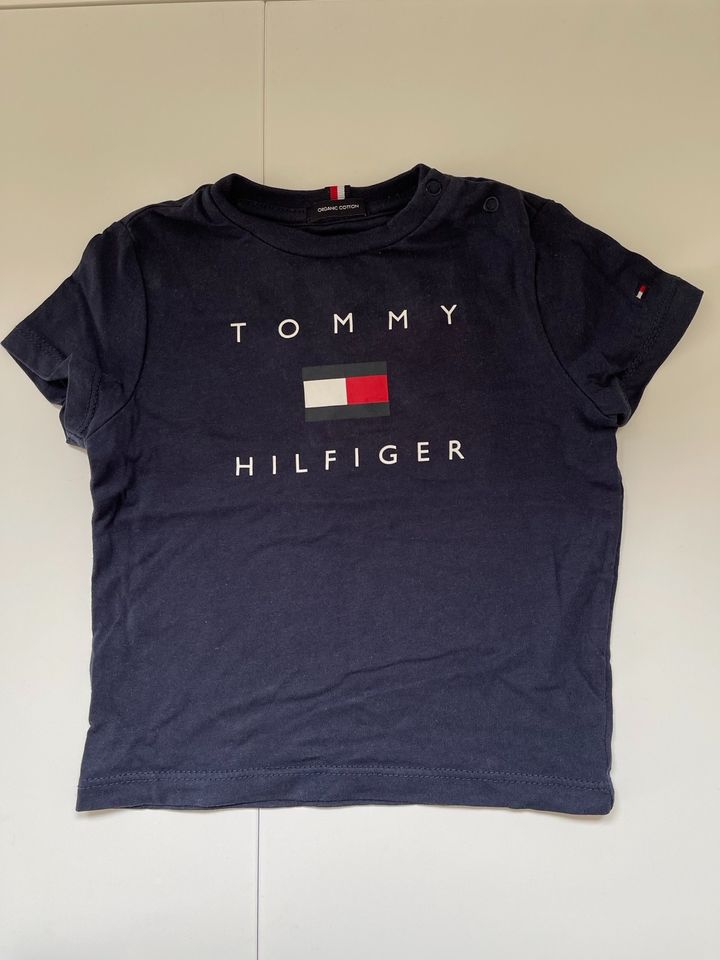 Tommy Hilfiger Tshirt Dunkelblau gr 74 in Linkenheim-Hochstetten