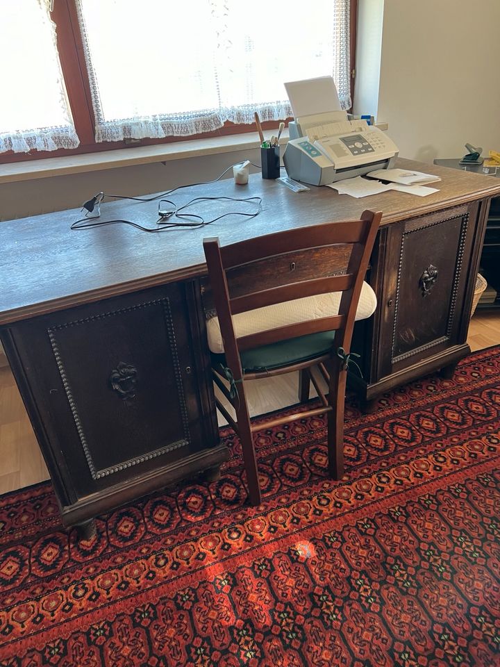 Sehr alter antiker Schreibtisch in Welden