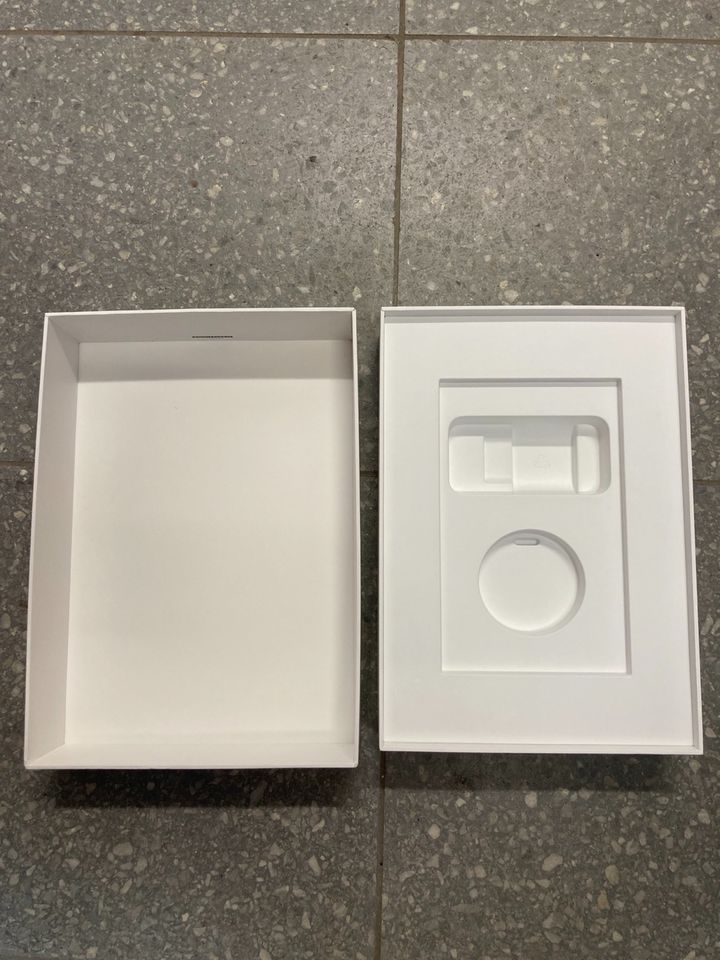 Apple iPad 8 gen. Wifi 32 GB Karton in Hamburg