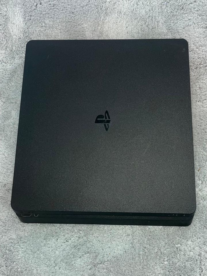 PS4 Slim 1 TB + 2 Controller in Lüneburg