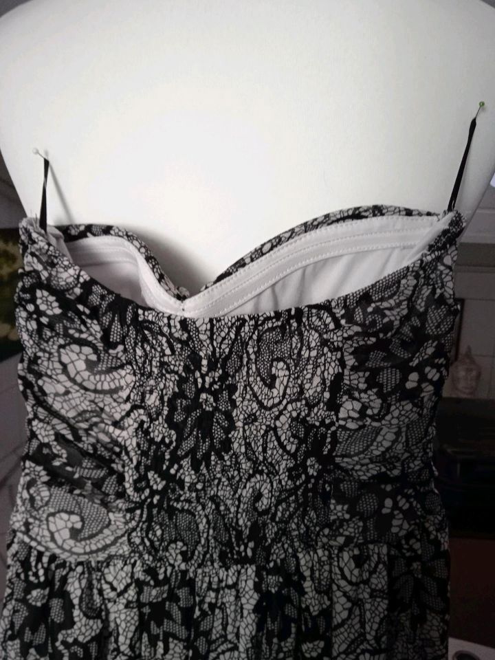 Kleid trägerlos Größe 32 Sommerkleid schwarz weiß mit Innenfutter in Vaterstetten