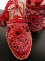 Süße rote Keilabsatzschuhe mit Pailletten Schnüren Sommerkleid Brandenburg - Gransee Vorschau