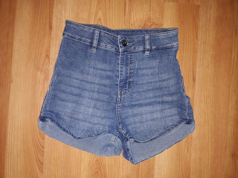 h&m Jeansshorts kurze Jeans High Waist Gr. XS fast neu in Rödental