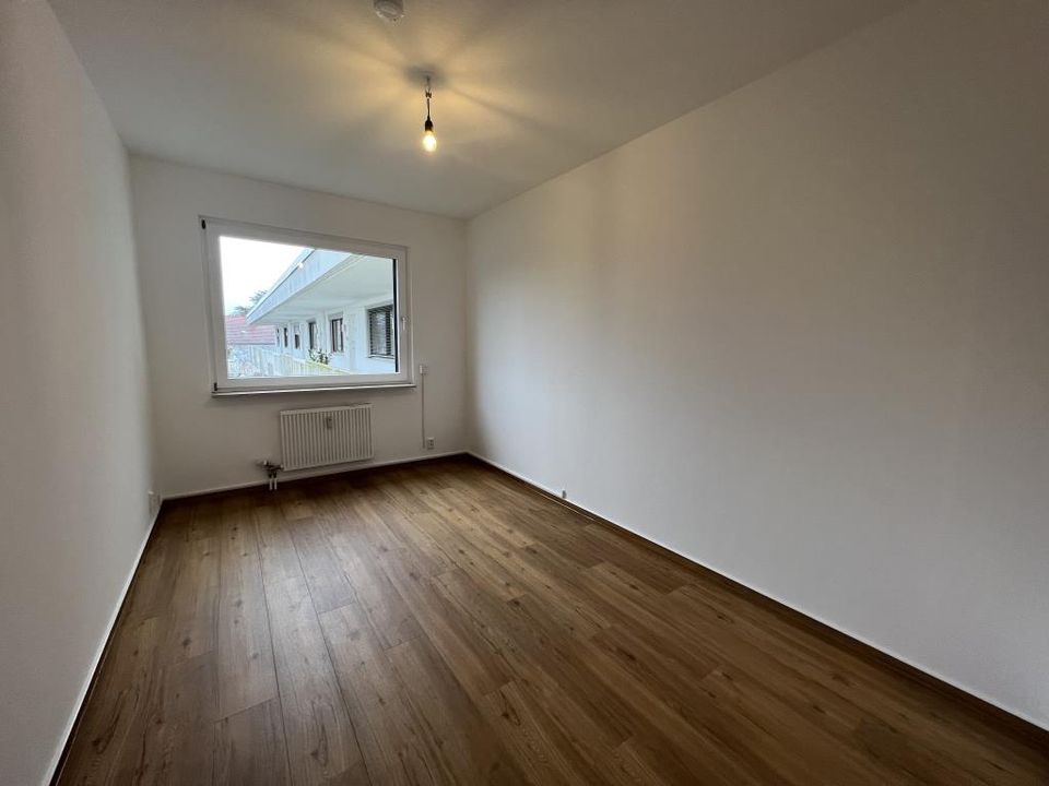 Familien aufgepasst! Renovierte, sehr große und schöne 5 Zimmer-Wohnung mit Loggia, Mainzer-Tor-Weg 15, Friedberg in Friedberg (Hessen)