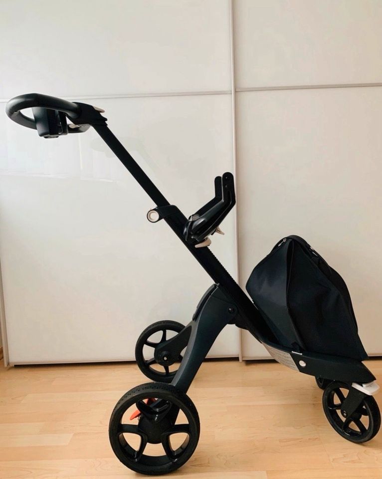 Stokke Kinderwagen mit viel Zubehör in Pforzheim