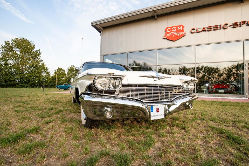 Chrysler Imperial Crown Sedan 4D Hardtop - Oldtimer in Beilrode