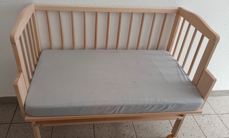 Beistellbett mit Matratze, höhen-verstellbar - Massivholz in Wörrstadt