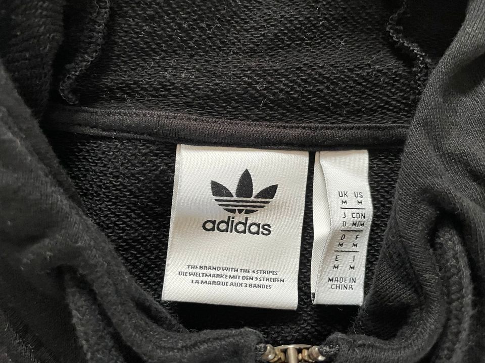 Adidas Sweatjacke mit Reißverschluss, Kapuze und Taschen. in Billerbeck