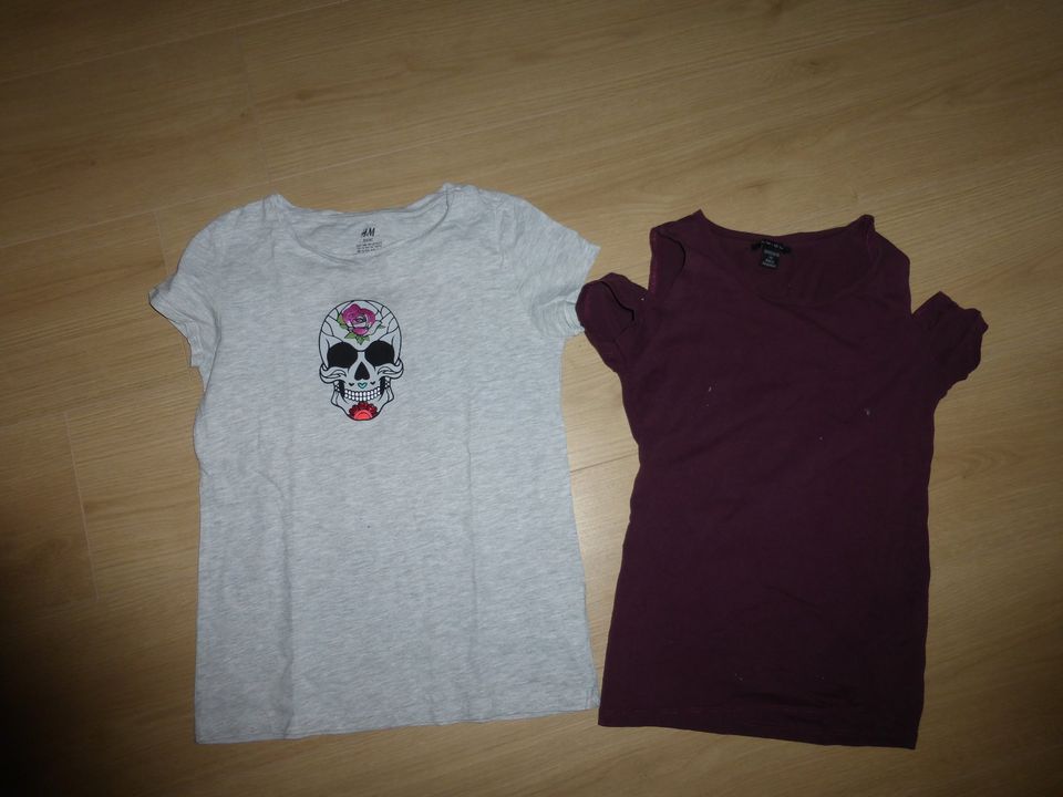 2 x T-Shirts Gr. 146 152 XS, H&M Amisu, Totenkopf cold Shoulder in Lohr (Main)