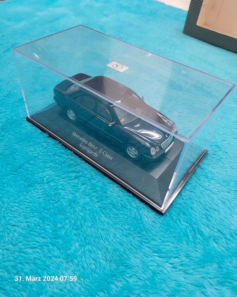 Mercedes-Benz E-Klasse 1:43 dunkelblau Sammlerstück in Hamburg
