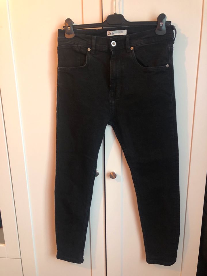Herren Jeanshose von ZARA in Größe EUR 40/USA 31, Farbe schwarz in Dresden