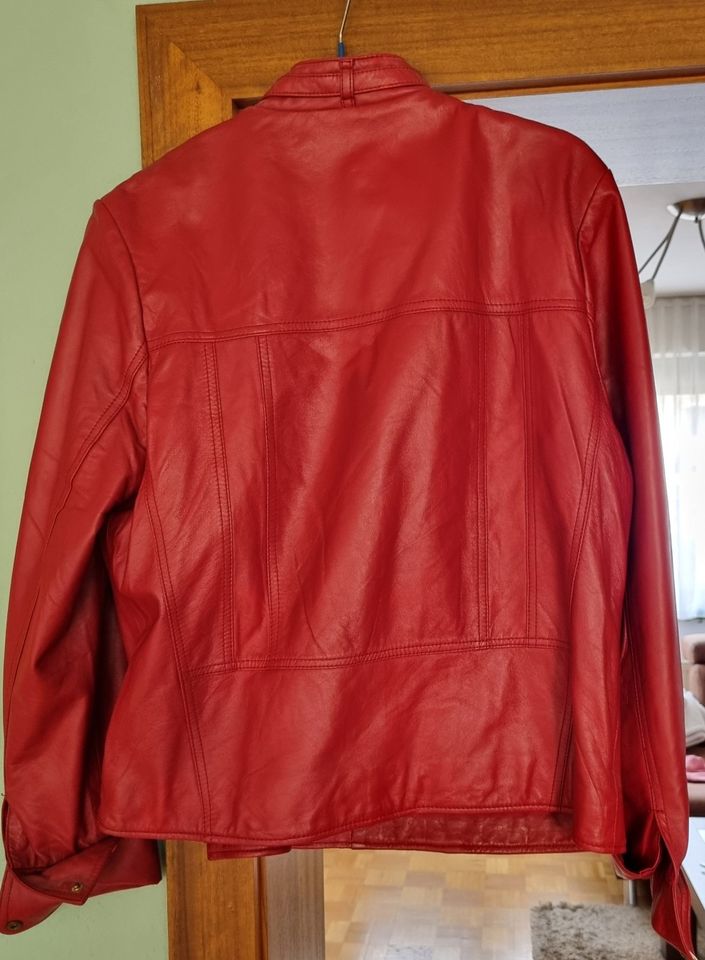 Lederjacke Rot Gr. XL fällt aber kleiner aus in Hürth