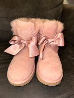 Ugg Boots 40 in Rosa mit Schleife Schleswig-Holstein - Hohenwestedt Vorschau