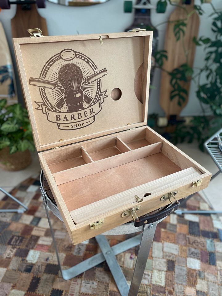 Vintage Holz Koffer mit Lasergravur Barbershop Deko in Wiehl