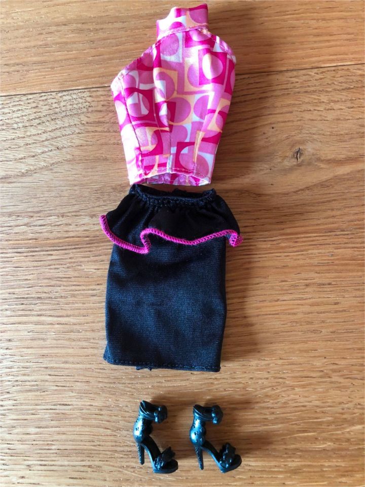 1,50 € Barbie Mattel Set: Neckholder Top + Rock + High Heels in Obing