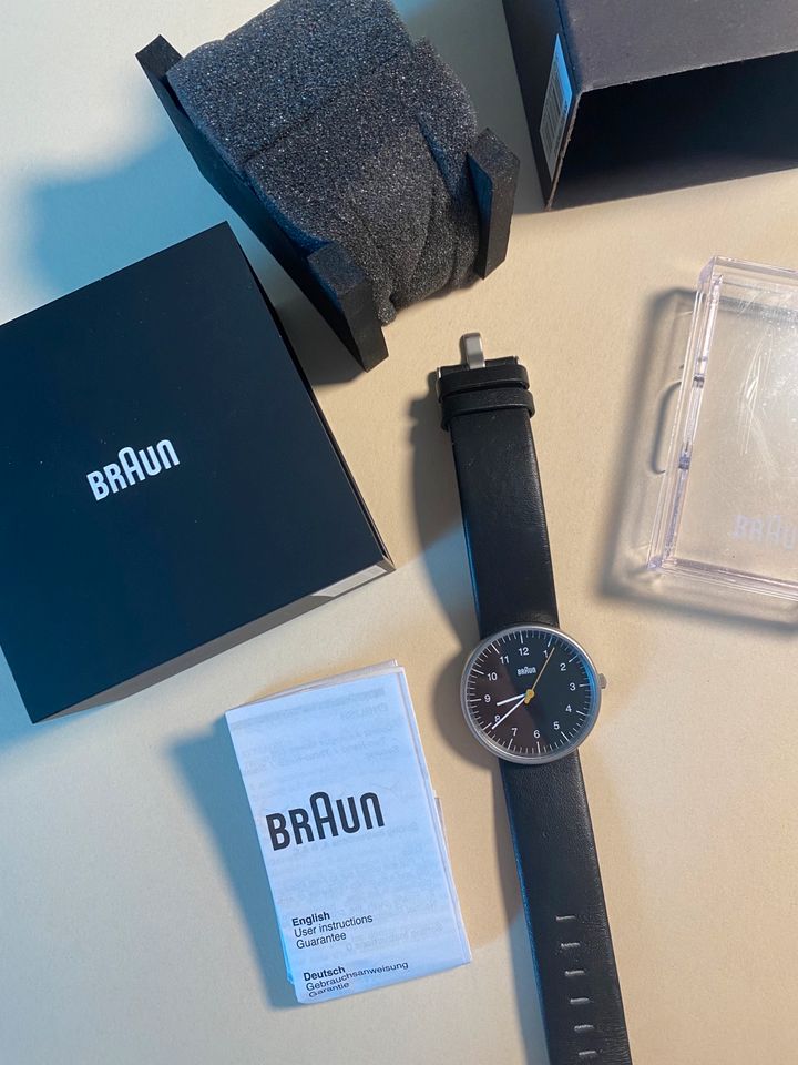 Armbanduhr Braun Unisex schwarze Lederuhr minimalistisch in Berlin