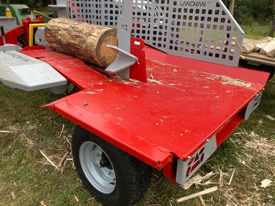 Holzspalter Lancman liegend XLE 32C Xtrm mit Fahrwerk Zapfwelle in Schönsee