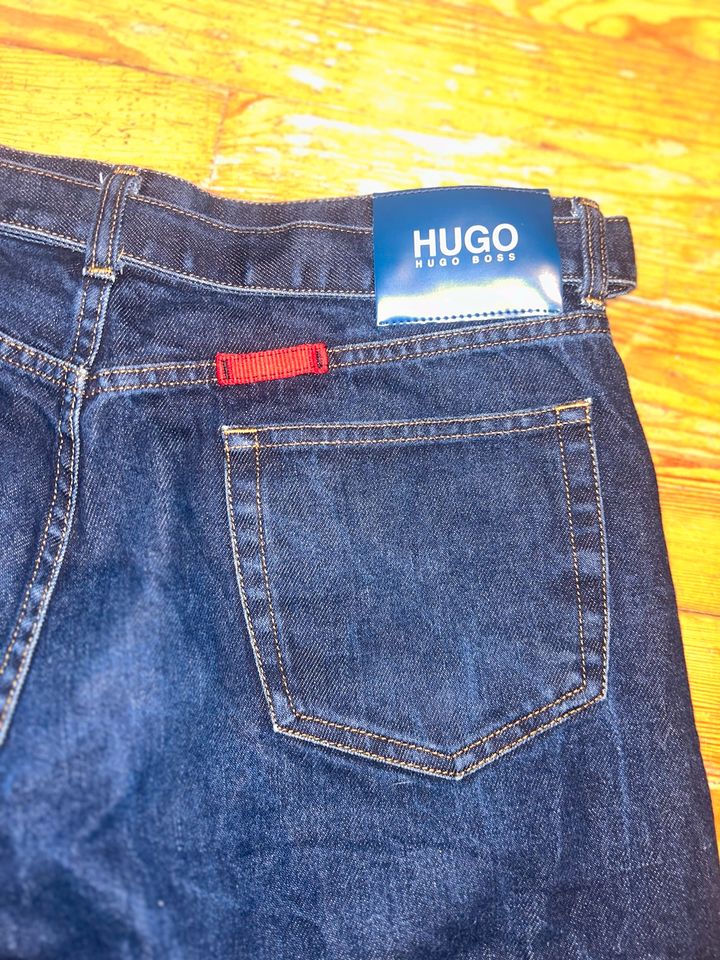 Hugo Boss aufällige Jeans mit Gürtel W32 L34 in Immenreuth