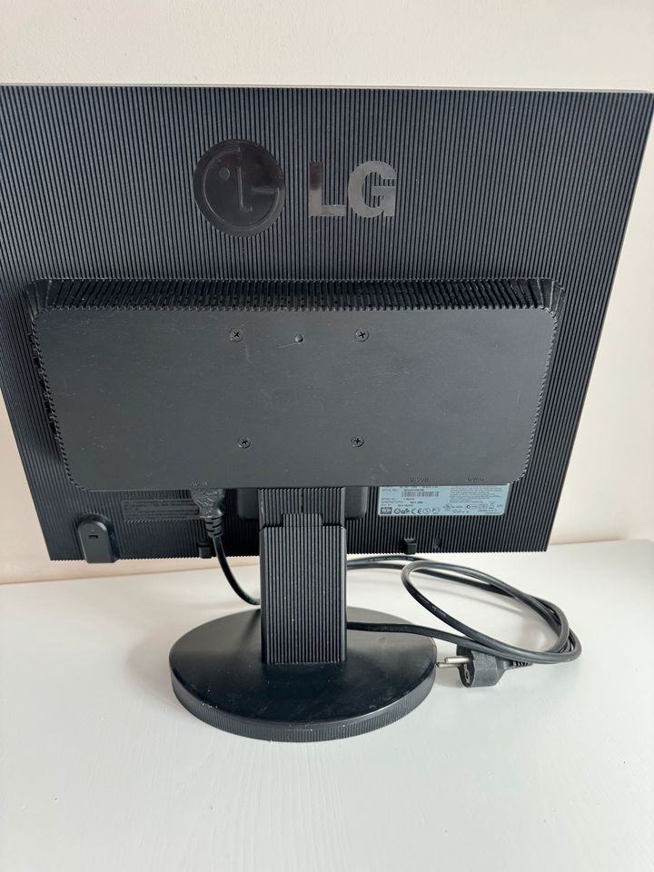 LG Monitor 15 Zoll L1952T Flatron Computer in Köln