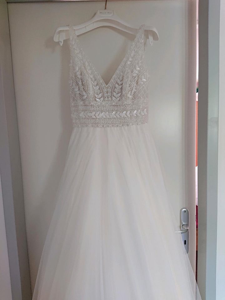 Hochzeitskleid + Reifrock, A-Linie mit Perlen und Tüll in Unterschleißheim