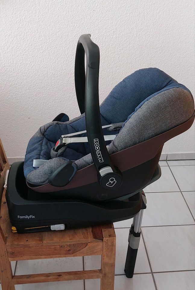 Maxi Cosi mit FamilyFix Station und viel Zubehör in Essen