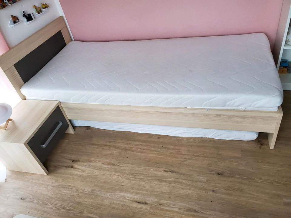 Kinder- Jugendbett Lasse incl. Lattenrost, Nachtkommode usw. in Reichertshofen