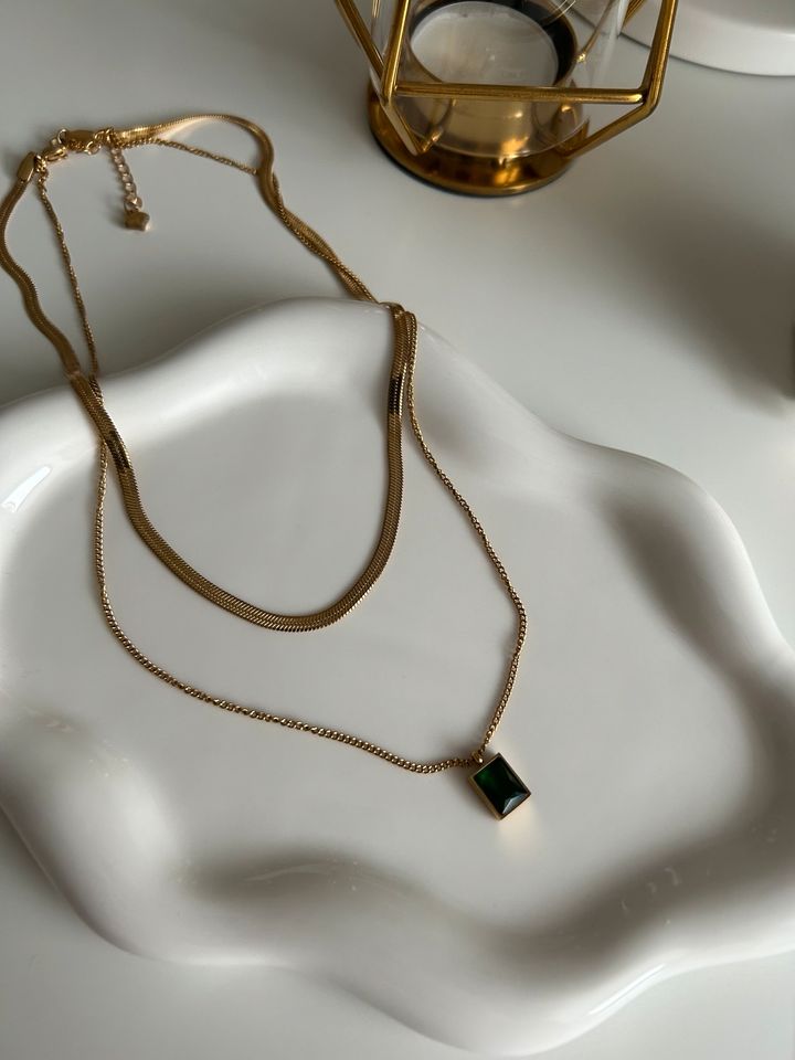 Halskette mit grünem Stein, vergoldet in Sandhausen