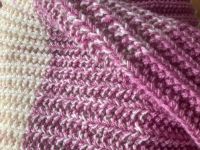 Handgestrickte pink wollweiße Babydecke Blockstreifen Merino Niedersachsen - Hankensbüttel Vorschau