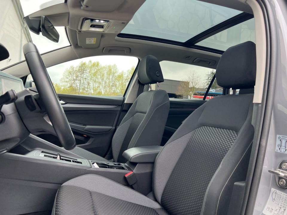 Volkswagen Golf VIII 1.5 eTSI/LED/AHK/Pano/Standh/ACC/R-Kam in Hünfeld