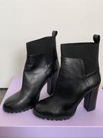 Stiefelette mit Absatz in der Größe 38 Nordrhein-Westfalen - Arnsberg Vorschau