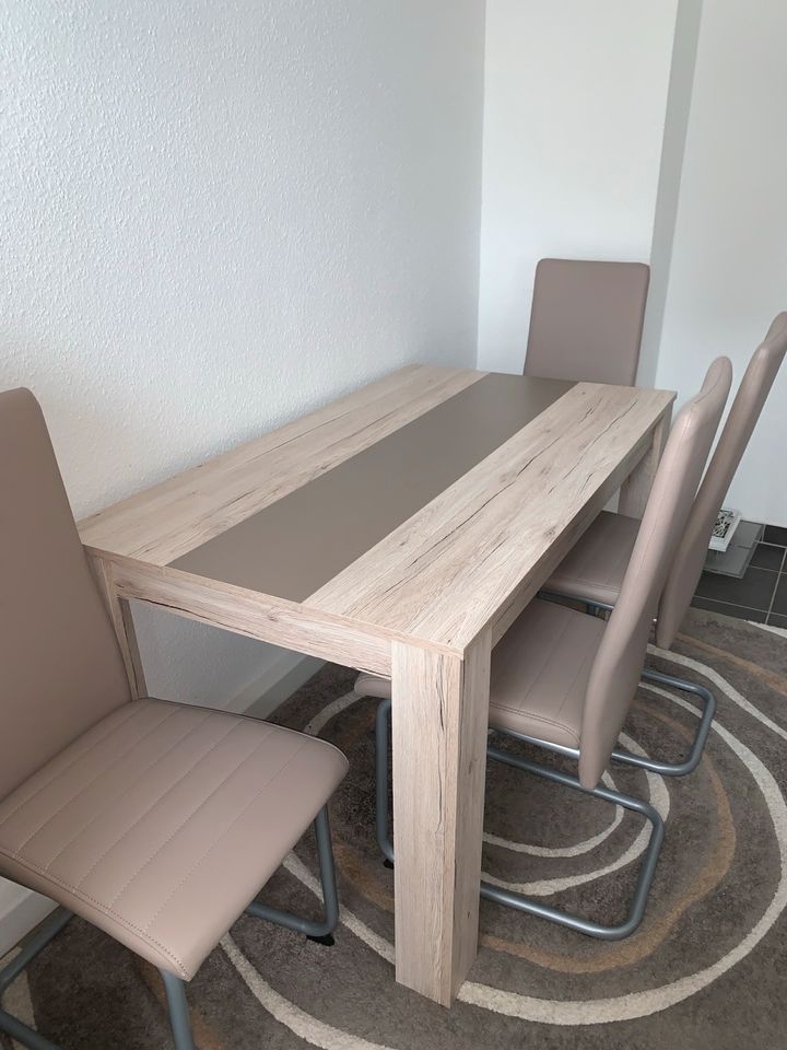 Kuchen Tisch mit 6 Stühle in Hanau