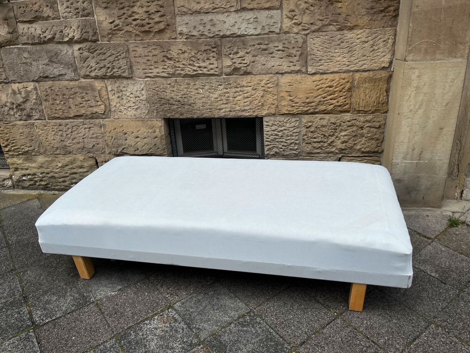 Bett mit Holzrahmen günstig abzugeben. in Karlsruhe