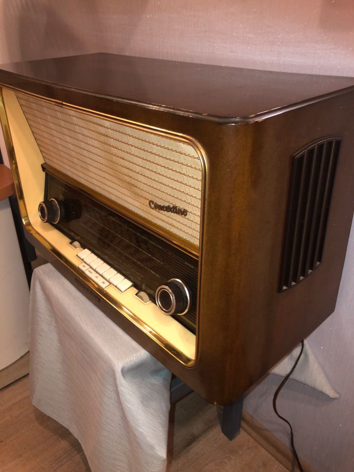 Altes Radio von Telefunken an Bastler in Hinte